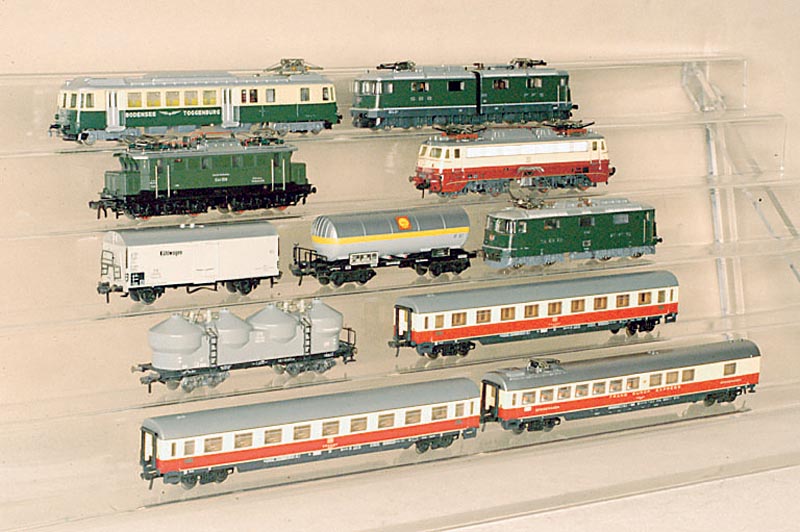 Großes Konvolut Fleischmann, 60er Jahre, Spur HO, bestehend aus: 9 E-Loks, darunter 5 StÜck der Firma Hag, 4 x Fleischmann, 14 GÜterwagen, 10 ...