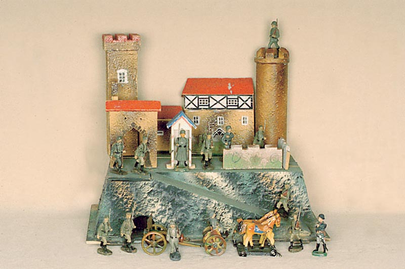 Ritterburg, Hauser/Elastolin, 30er Jahre, bunt staffiert, altersbed. guter Zustand, mit WachhÄusschen, Pferdegespann mit Protze, dazu 14 ...