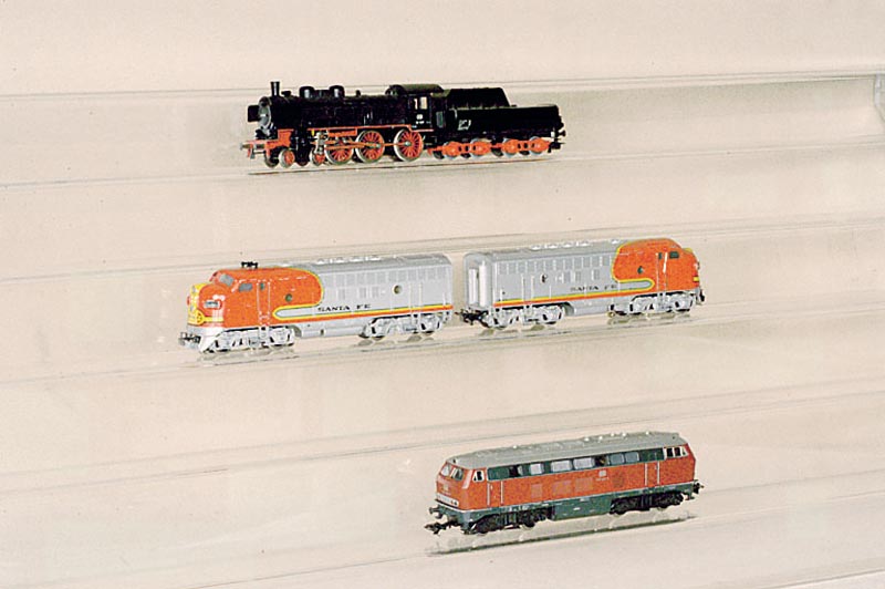 Amerikanische Diesellok, MÄrklin, 1963, Spur HO, Nr. 3060 und 4060 (ohne Antrieb), beide im orig. Karton, intakt (in der Mitte)