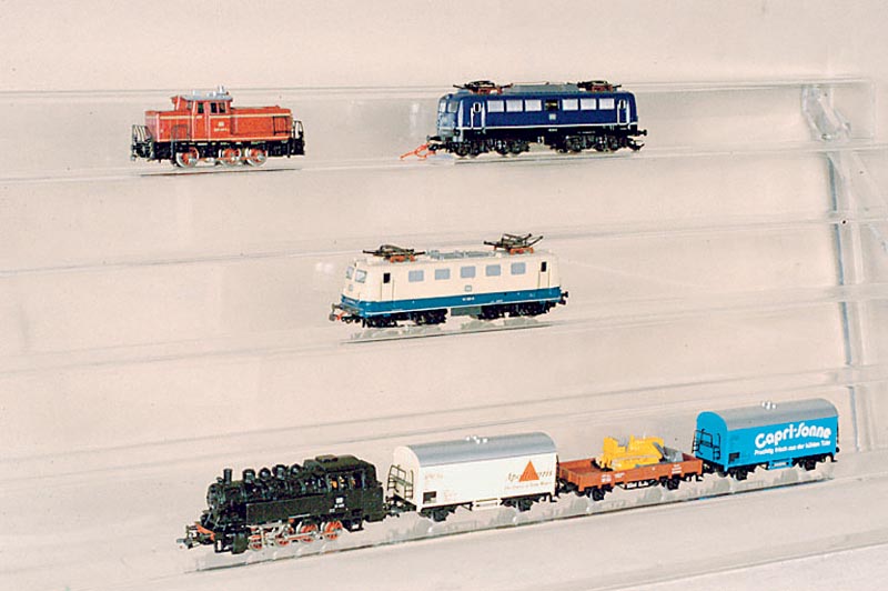 GÜterzug, MÄrklin, 80er/90er Jahre, Spur HO, Lok-Nr. 3032.1, Nr. 4425, 4424, 4426, 4710, 4698, 4695, 4475, GÜterwagen im orig. Karton, l. ...