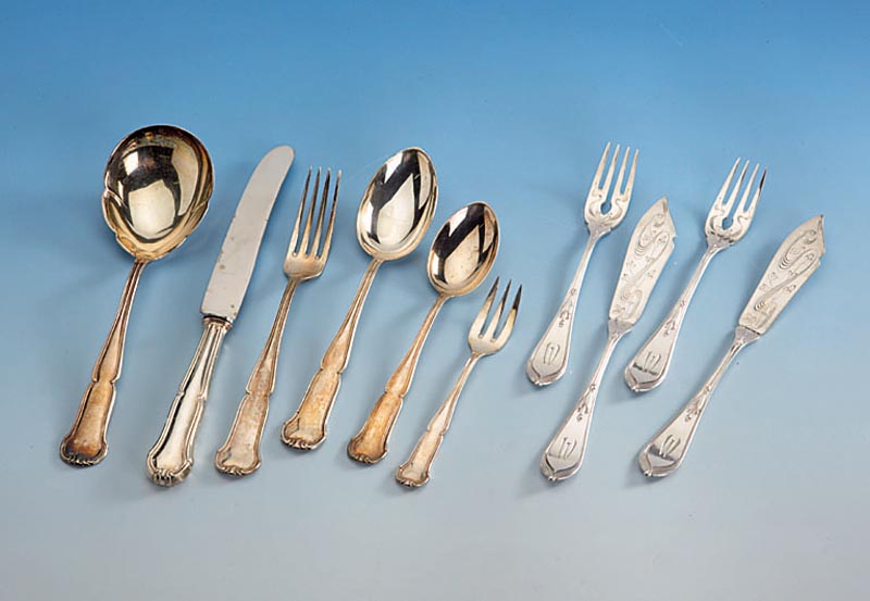 49-teiliges Besteck, deutsch, 800er Silber, 30er Jahre, bestehend aus: 12 MenÜgabeln, 10 MenÜmesser, 12 MenÜlÖffel, 6 Kuchengabeln, 1 ...