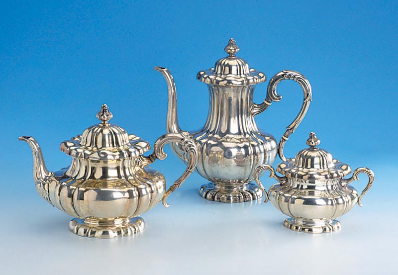 Kaffee- und Teeset, deutsch um 1900, 830er Silber, Meistermarke unged., bestehend aus: Teekanne, Kaffeekanne und Zuckerdose, total ca. 1925 g, 1 ...