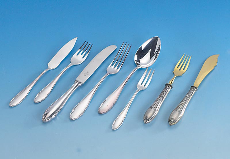 Fischbesteck fÜr 12 Personen, um 1880/90, teilverg., best. aus: 12 Fischmesser und 12 -Gabeln, Griffe 800er Silber, gefÜllt, Gebrauchsteile ...