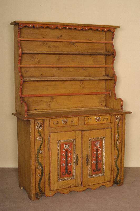 Aufsatzschrank, Schwarzwald/Elsaß, um 1840/50, Unterteil aus der Zeit, 2. Barock, Zarge mehrfach geschwungen, FÜllungen einfach getreppt bzw. ...