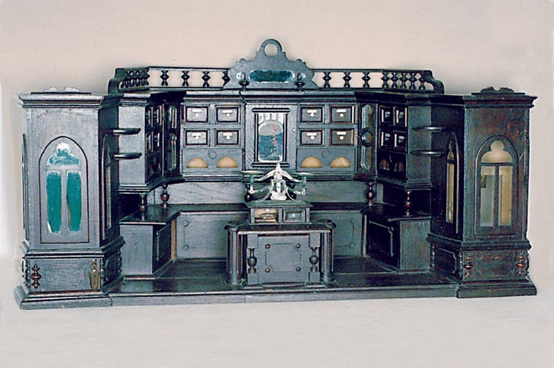 Großer Puppen-Kaufmannsladen, deutsch, um 1880/90, Front Eiche massiv, dunkel gebeizt, RÜcken Buche, 18 kleine Schubladen, Schilder ohne ...