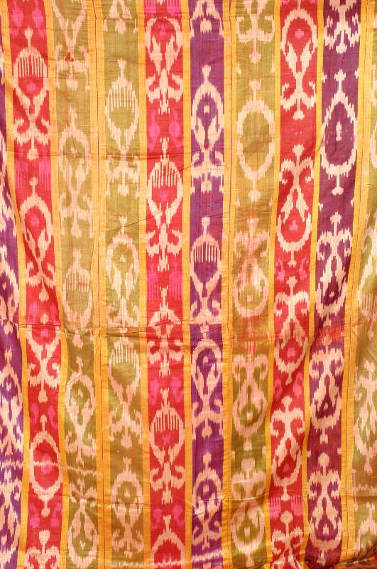 Seiden Ikat, Uzbekistan, um 1900, Seide, ca. 210 x 162 cm, Schätzwert: 1200.- EURO, EHZ: 4, zusammengesetzt, antik, selten und Sam melwürdig.