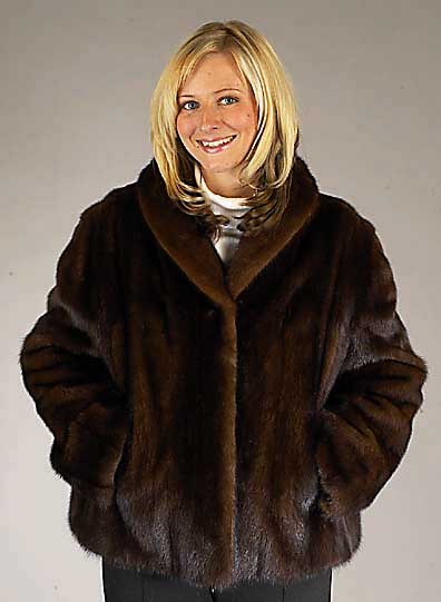 Nerz-Kurzjacke, rotbraun, Gr. 40-42, braunes Innenfutter, leicht am Ärmel ausge- rissen, 2 Einschubtaschen, Kragen, RÜckenl. ca. 58 cm, ...