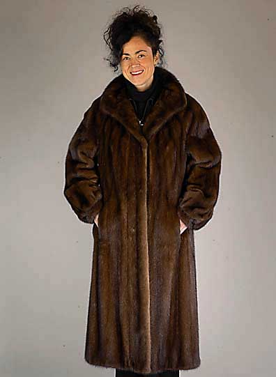 Saga-Mink-Nerzmantel, Gr. 46/48, dunkelbraune lÄngsverarbeitete Felle, 2 Einschubtaschen, Innenfutter aus dunkelbrau- ner Seide, RÜckenl. ca. ...