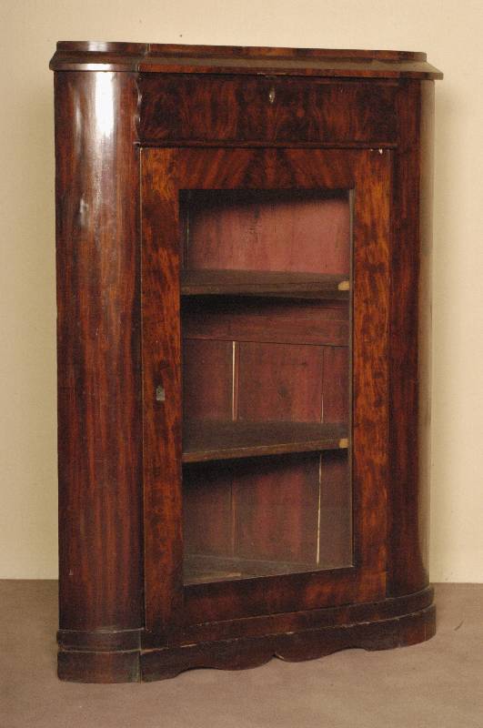 Eckschrank, mitteldeutsch, um 1840/50, Seiten geschweift, Mittelteil als Resalit herausgearbeitet, Korpus Weichholz, Pyramidenmahagonifurnier z.T. ...