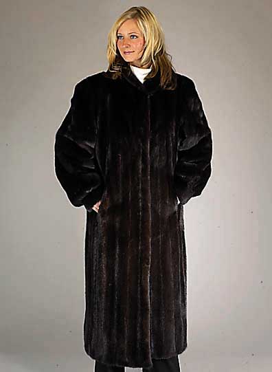 Nerzmantel, Gr. 40, dunkelbraune Felle, schwarzes Innenfutter, Kragen, 2 seitl. Einschubtaschen, Manschetten, RÜckenl. ca. 120 cm
