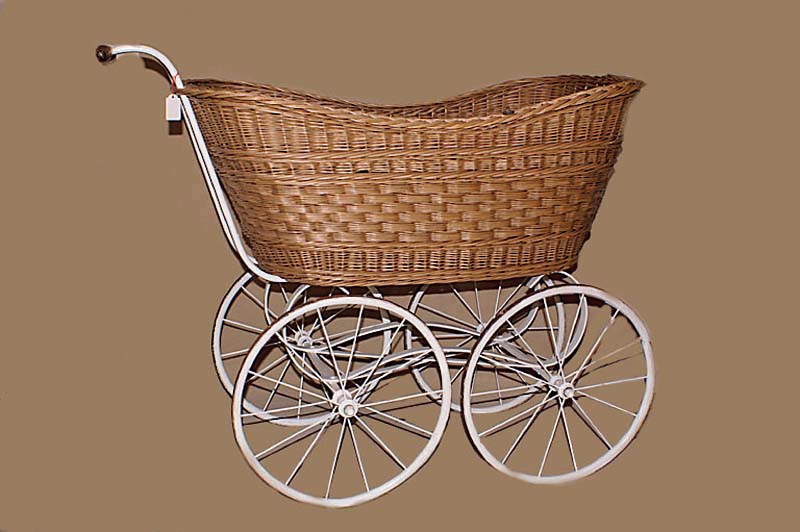 Kinderwagen, deutsch, um 1900, Weidengeflecht, Eisenmonturen weiß lackiert, Stange fÜr Himmel vorhanden, H. ca. 94 cm, L. ca. 117 cm,Gebr.-spuren