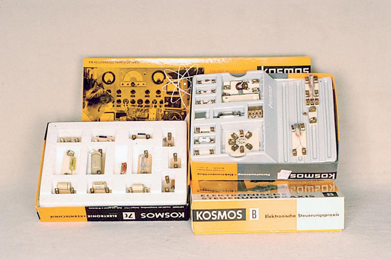 Konvolut Kosmos ExperimentierkÄsten, wohl 60er/70er Jahre, Radio und Elektronik A, Elektr. Steuerungspraxis B, Elektronik und Kerntechnik 7c und ...
