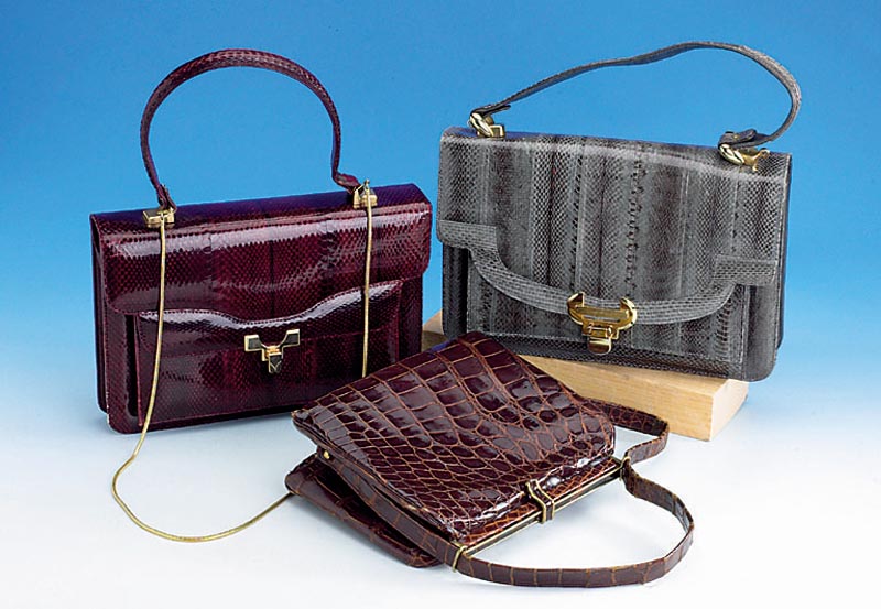 Konvolut 3 Damenhandtaschen, v. 1955 bestehend aus: 2 Taschen aus Eidechsenleder, davon 1 bordeauxrote, BeschlÄge und UmhÄnge- riemen ...