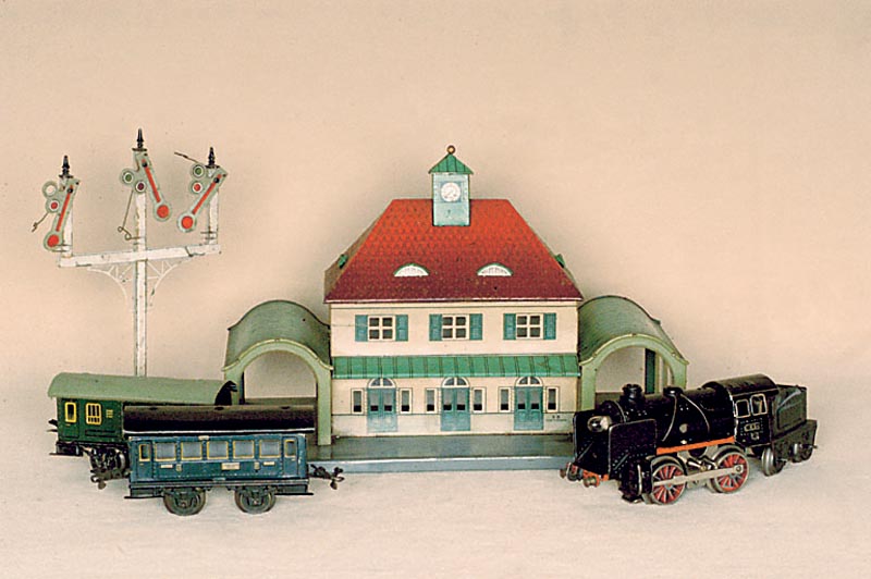 Eisenbahn, Spur 0, Karl Bub NÜrnberg, um 1925/30, Maßstab 1:45, elektr. Lokomotive mit Tender, 2 Pers.wagen und 1 Postwagen, Bahnhof, 3-faches ...