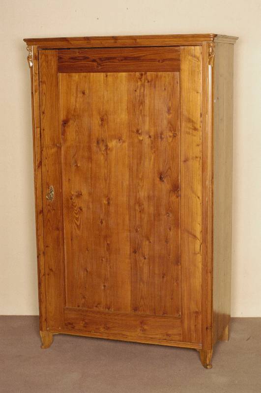 WÄscheschrank, deutsch, um 1870, LÄrche massiv, aufgestzte sparsame Schnitzereien, Alters- und Gebrauchsspuren, schÖnes kleines MÖbel, ...
