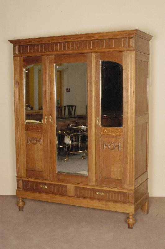 Kleiderschrank, deutsch, um 1880, Eiche und Weichholz massiv, dreitÜrige Front mit facettiertem Spiegelglas, aufgelegte Schnitzerei in ...