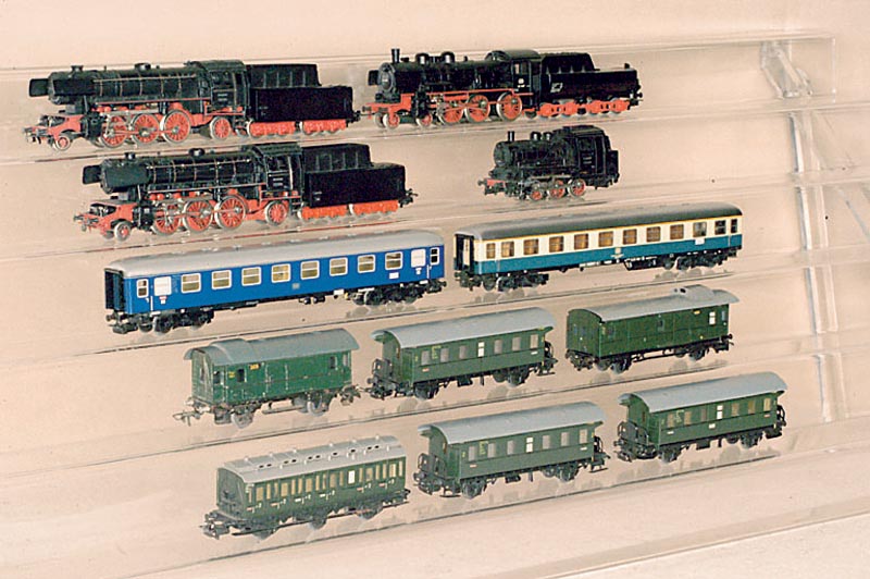 Großes Konvolut MÄrklin, Spur HO, 40er-70er Jahre, bestehend aus: 4 Dampfloks, 2 x DA 800, Nr. 3098 und 3000, Loks intakt, Personenwagen Nr. ...