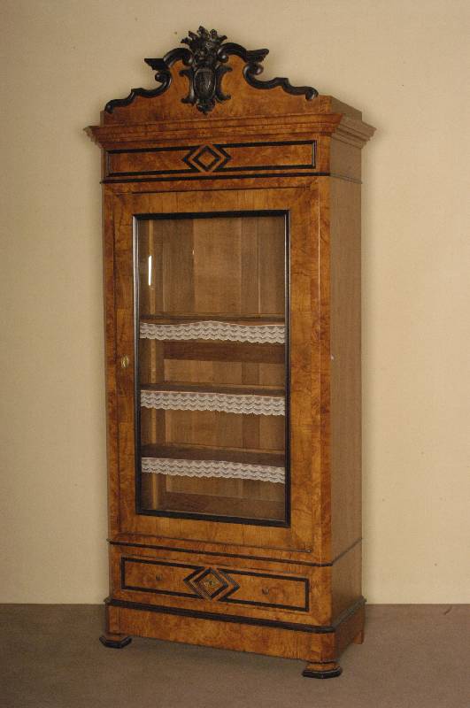 WÄsche- bzw. Kleiderschrank, deutsch, um 1870, Korpus Weichholz, abgeschrÄgte Ecken, Wurzelnußfurnier doppelt gespiegelt, schwarze Zierleisten ...