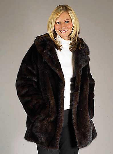 Nerz-Longjacke, dunkelbraun, Gr. 42, dunkel -braunes Innenfutter, Kragen, 2 aufgesetzte Einschubtaschen, RÜckenl. ca. 74 cm, ausge- stellet Form