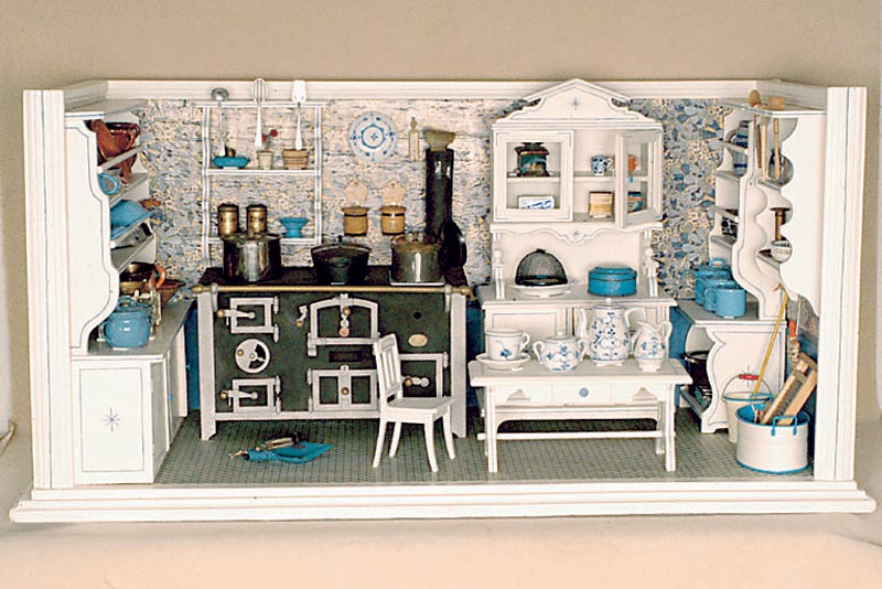 Große PuppenkÜche, deutsch, um 1900/05, reiche Inneneinrichtung, viele Emailteile, ein großer Ofen, Aufsatzschrank mit Vitrinenteil, Tisch, 1 ...