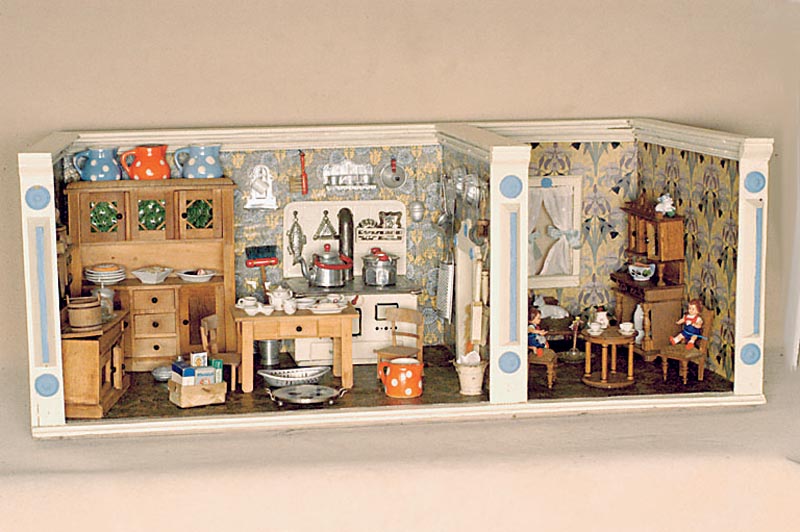 Puppenstube/-kÜche, deutsch, um 1912, reich eingerichtet, mit 2 PÜppchen, KÜchenteil mit BÜffetschrank, Tisch und 2 StÜhle und Kommode, ...