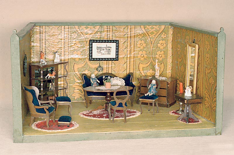Puppenstube, deutsch, um 1910/12, Salongruppe um 1860/70, best. aus: Sofa, Tisch und 3 StÜhlen, Armlehnsessel mit Hocker, mit dunkelblauem ...