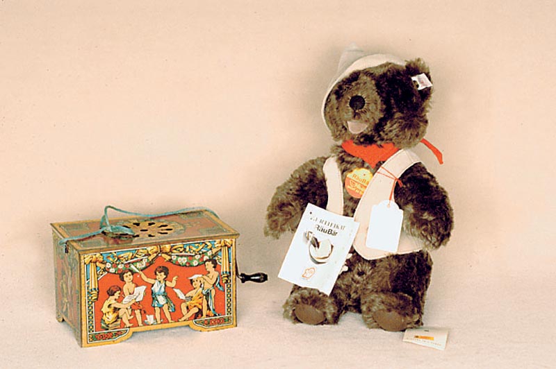 Blechleier, deutsch, um 1905/08, bunt lithografiert mit Kinderszenen, Kurbel intakt, selten