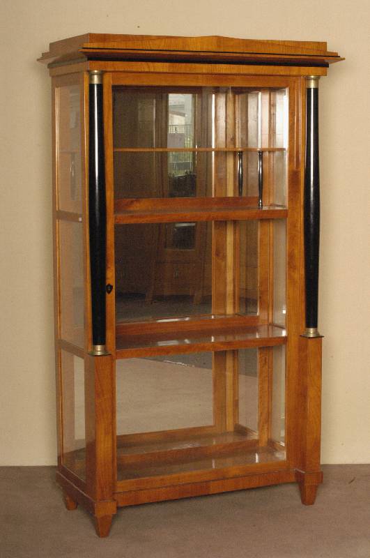 Stilvitrine, nach dem Vorbild von 1810, Korpus Weichholz, ausgewÄhltes Kirschbaumfurnier, 3/4-SÄulen, Seiten vorsprunghaft verarbeitet, Kopf der ...