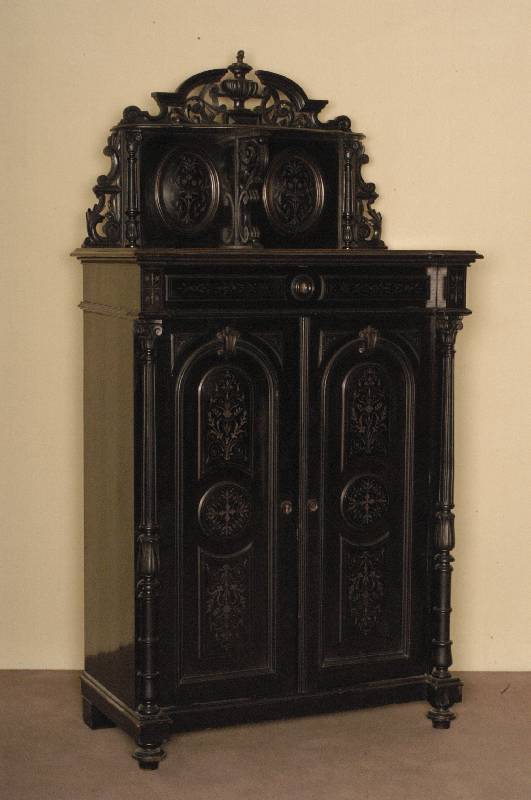 Vertiko, deutsch, um 1870/80, Frankfurter Raum, Korpus Hartholz/Eiche massiv, geschwÄrzt, GrÜnderzeit, freistehende SÄulen, eklektizistischer ...