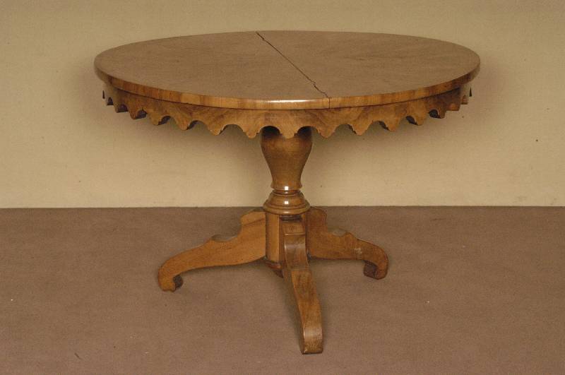Runder Speisezimmertisch, deutsch, um 1860, Fuß Nußbaum massiv, 3-fach ausladend, Schaft gedrechselt, in Balusterform, Platte 10-fach gefeldert, ...