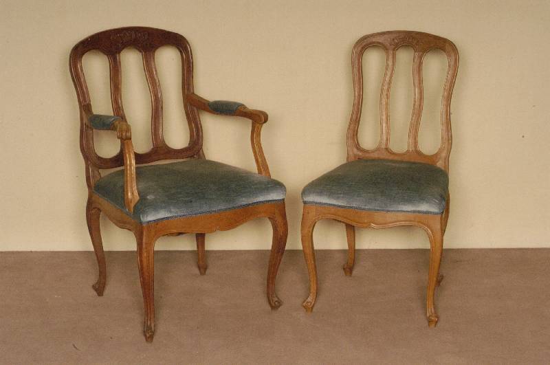 9 StÜhle und 2 ArmlehnstÜhle, deutsch, um 1900/10, Eiche massiv, allseitig geschweift, gerieft, Akanthusblattverzierung, blauer Mohairbezug, ...