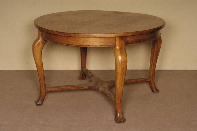 Ausziehtisch, deutsch, um 1900, Nußbaum massiv, Nußbaumfurnier, Korpus z.T. Weichholz und Buche, Barockstil, Beine verschrÄnkt, ausziehbar, ...