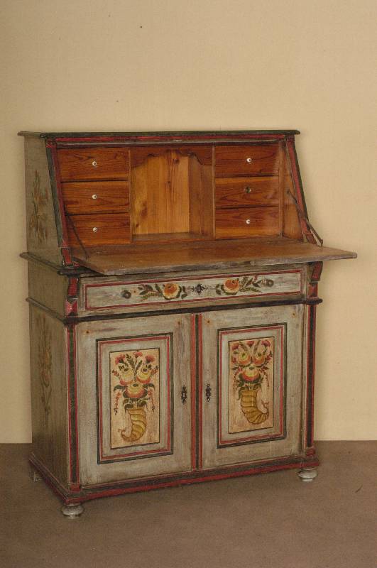 Konvolut aus BauernmÖbeln, teilweise um 1880/1900, bestehend aus SekretÄrschrank, HÄngeschrÄnkchen, Wasserbank und 2 StÜhlen, Weichholz, z.T. ...