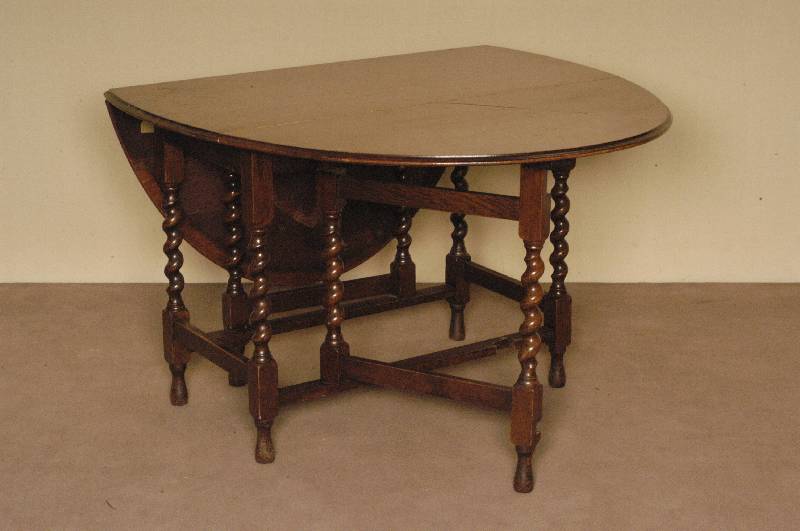 Oblongtable, England, um 1890, im viktorianischen Stil, Beine gedrechselt, beidseitig aufklappbar, zeittypisch, praktisch als Konsole, alt ...