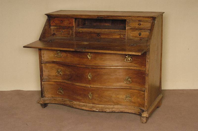 Barockkommode mit Schreibaufsatz, deutsch/Raum Odenwald, um 1740, Korpus Weichholz/Hartholz, zum grÖßten Teil Nußbaum massiv, BeschlÄge ...