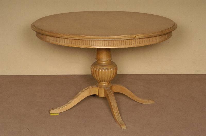 Runder Tisch, deutsch, um 1900, im viktorianischen Stil von 1880/90, Balusterschaft, 4 Ausleger, diese 3-fach gerillt, ausladend, Ahorn- und ...