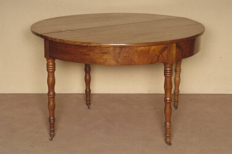 Klapptisch, deutsch/Pfalz, um 1800/10, wohl Gegend um Landau, Nußbaum massiv, Wurzelnußfurnier z.T. gespiegelt, vielfach gewulstet, Beine in ...