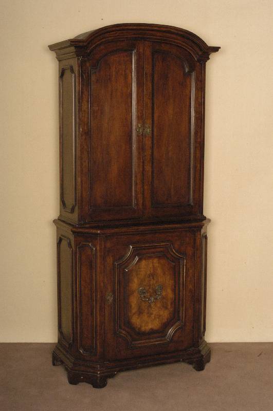 Stilschrank, Italien/Florenz, nach dem Vorbild von 1680/90, Korpus Weichholz, Nußbaum massiv, Nußbaumfurnier, komplett auf Rahmen gearbeitet, ...