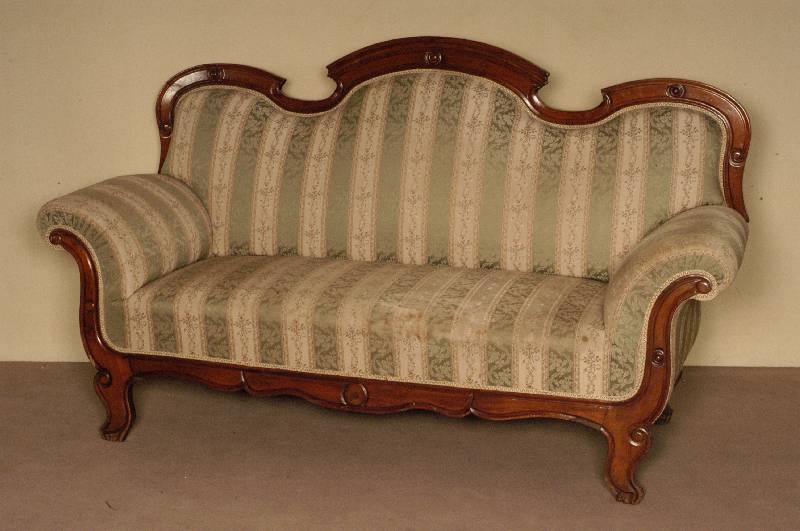 Sofa, deutsch, um 1860/70, Biedermeiereinfluß mit GrÜnderzeitelementen, Korpus Buche massiv, auf Kirschbaum gebeizt, 6-fach geschweift, Seiten ...