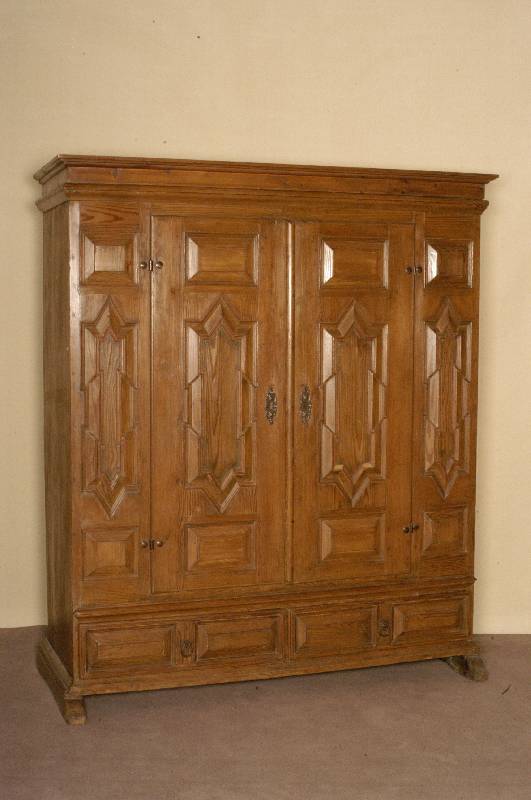 Dielenschrank, deutsch/rheinisch, um 1770/80, 2-schÜbig, Front auf Rahmen gearbeitet, ausgewÄhltes Kiefer- bzw. Zierbelkieferholz, ...
