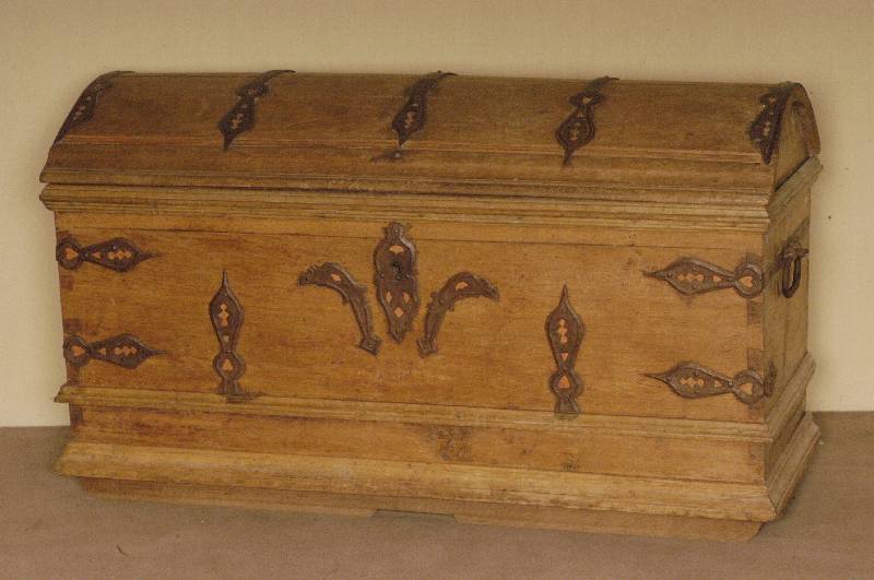 Buckeltruhe, mitteldeutsch, um 1780/1800, Eiche massiv, EisenbeschlÄge aus der Zeit, Griffe, BeschlÄge und Schloß original, Umlaufleiste ...