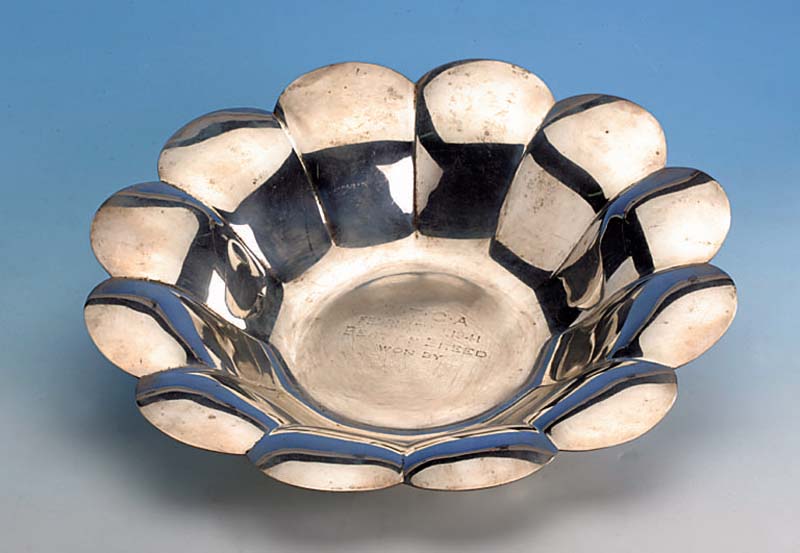 Anbietschale, GORHAM, 925er Silber, ca. 895 g, stil. BlÜtenform, Fond mit Widmung berie- ben, Durchm. ca. 32 cm, schwere AusfÜhrung, Gebr.-Sp.