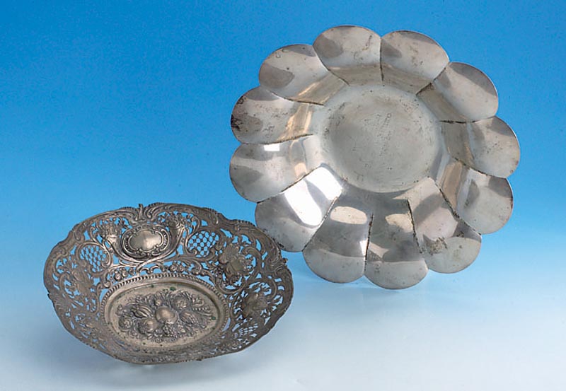 Anbietschale, wohl deutsch 30er Jahre, 800er Silber, total ca, 280 g, Barockstil, Fond mit halbplast. FrÜchten, Fahne mit Durch- brucharbeit, ...