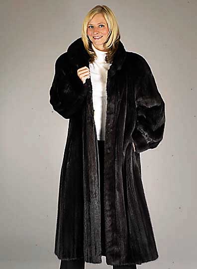 Nerzmantel, schwarz, Gr. 40, schwarz- grau gemustertes Innenfutter, Saga Mink, 2 Einschubtaschen, Kragen, RÜckenl. ca. 123 cm, ausgestellte Form