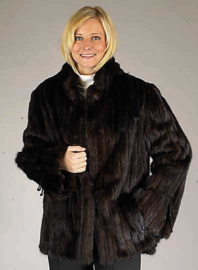 Nerzjacke, Gr. 42/44, dunkelbraun, schwarzes Innenfutter, Kurzkragen, RÜckenl. ca. 68 cm, ausgestellte Form, Zierschwanzab- hÄngung, Label M. ...