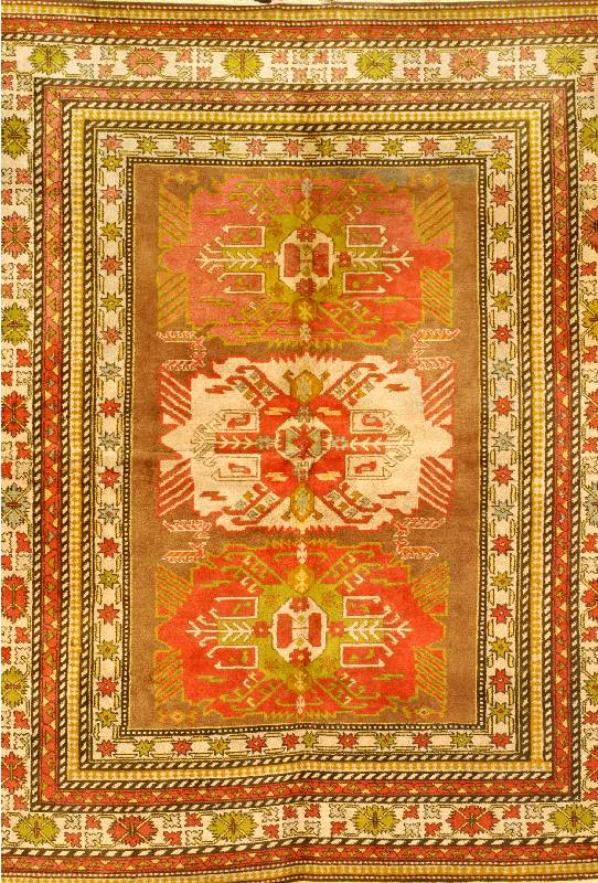 Shirwan Alt, Kaukasus, um 1930, Wolle auf Baumwolle, ca. 195 x 166 cm, Schätzwert: 2200.- EURO, EHZ: 2-3. Eine sehr ungewöhnliche Kaukasiche ...