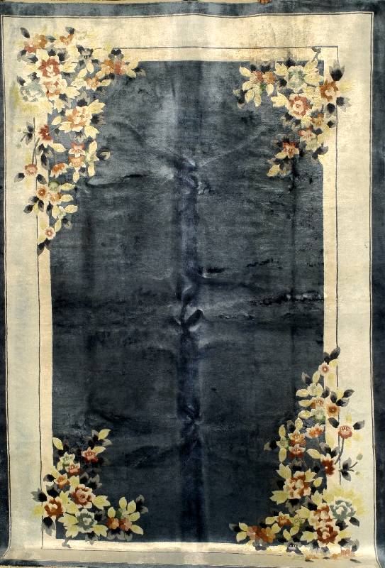 China Seide, um 1960, reine Naturseide, ca. 290 x 190 cm, Schätzwert: 2200.- EURO, EHZ: 3. Schöner dunkelblauer Fond in kombination mit heller ...