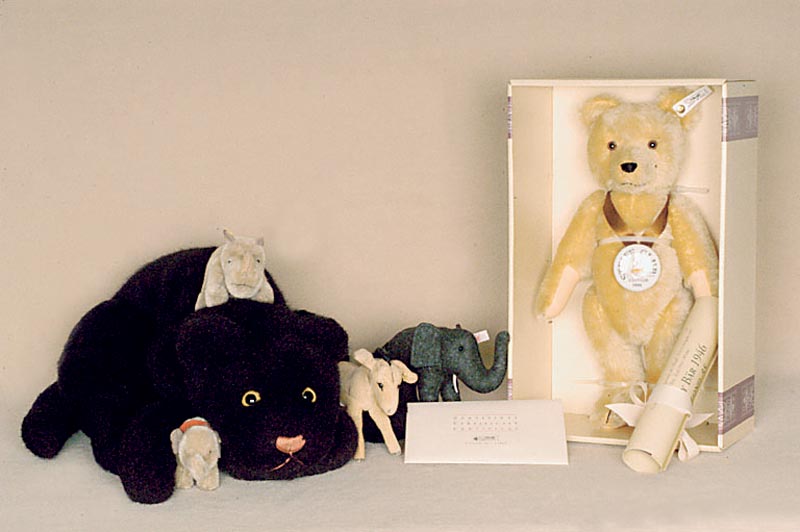 Konvolut Steiff-Tiere, 60er/70er Jahre, ein schwarzer Panther, ohne Knopf u. Fahne, L. ca. 88 cm, Nashorn Nosy und Elefant, mit Knopf und Resten der ...
