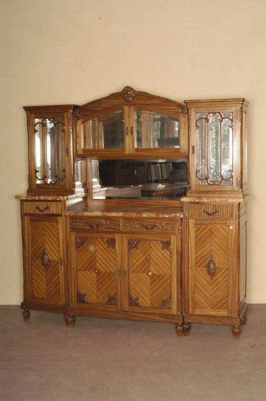 Anrichtschrank, deutsch, um 1880, Nußbaum massiv, Nußbaumfurnier, Korpus teils Eiche, im Oberteil Front und Seiten facettiert verglast, ...