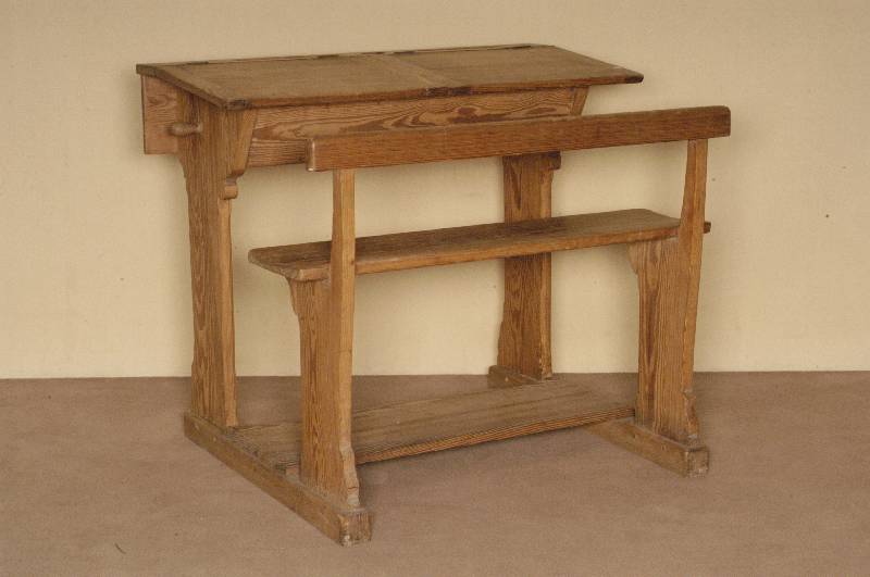 Schulbank, deutsch, um 1900, Weichholz (Pichpine), zwei Schreibladen auf klappbarer Sitzbank, kurz, mit sparsamer RÜckenlehne, stabil gearbeitet, ...